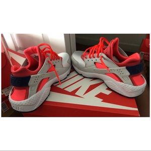 Nike Women’s Huaraches Size 8.5